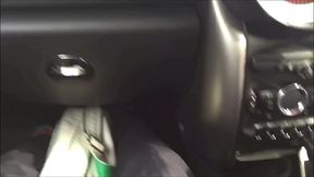 uber - botei o pau pra fora no carro e comecei a bater punheta do lado do meu tio ate fozar