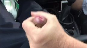 uber - botei o pau pra fora no carro e comecei a bater punheta do lado do meu tio ate fozar