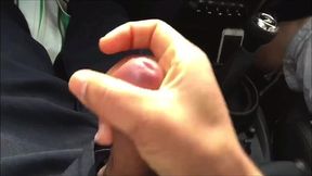 uber - botei o pau pra fora no carro e comecei a bater punheta do lado do meu tio ate fozar