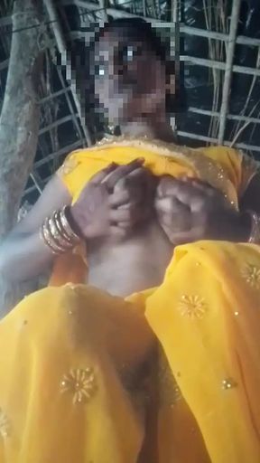 Desi hot bhabhi saree lifted and fingered in chut and removed the water of chut