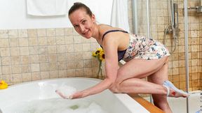 Lady Sweet Candy soaps her skinny body and plays in a foamy tub