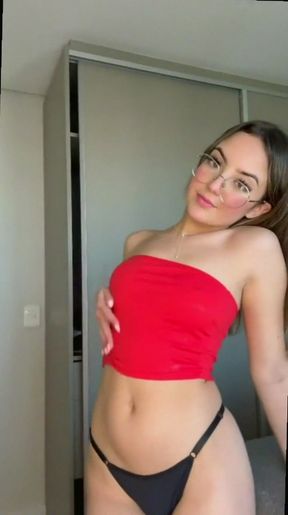 Amateur onlyfan shows off her tits