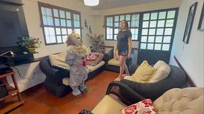 Encuentro una caba&ntilde_a abandonada con un peque&ntilde_o misterioso payaso dentro de ella, me pide que le haga una rica follada en cambio de dejarme hospedar en ella_ termino sac&aacute_ndole toda su deliciosa leche