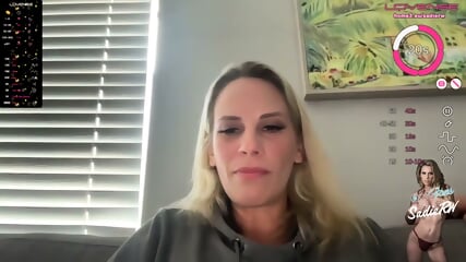 Eine Verfhrerische Natrliche Schnheit Reibt Ihre Heie Muschi An Einem Toy Whrend Einer Intimen Webcamshow Bei Gedmpftem Licht