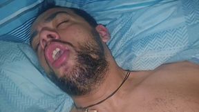 amanheceu sendo alimentado pelo macho, boa socada no rabo do gay que gozou e recebeu gozo na boca.