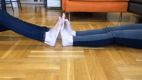 BIG FEET VS SMALL FEET COMPARISON - MOV Mobile Version