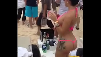 Nalgona calentando vergas en la playa