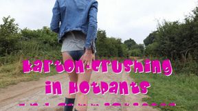 Crushing boxes in hot pants and rubber boots - Kartons crushing in HotPants und Gummistiefeln