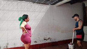 me siento sola y muy cachonda en casa desde que mi esposo sali&oacute_ de viaje, voy a llamar al fontanero que esta bien rico para que me de una buena follada