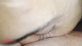Chupei buceta greluda toda molhada de tesao olha como  geme gostoso essa safada