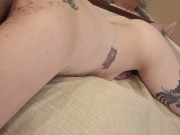 Cogiendome la cama del hotel, mira como muevo mi trasero