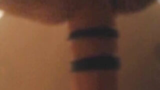 Selbstgedrehter Solo-Film eines reifen Europäers, der mit einem Dildo masturbiert