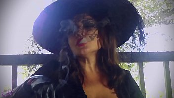 Domina Paulina : Smoking Hot Witch Bitch