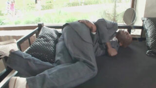 Ein großer schwarzer Schwanz rammt Jessica Neight in einem heißen Anal-Dreier.