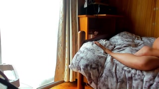 [Voyeur style] A Japanese woman lies naked on the bed, scratching her butt and farting.