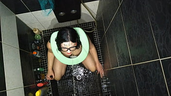 Sexi Wife taking enormous load of piss on face