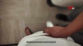 身材丰满的亚洲大叔吸吮阴茎，并进行深喉肛交