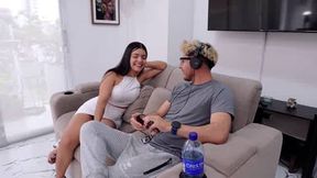 Camila Henao Seduciendo al amigo mientras juega