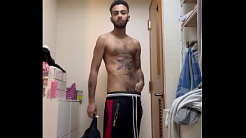 j&rsquo_aime me regarder dans le miroir en me d&eacute_shabillant.. et toi..?