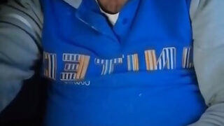 Amatør webkameraopptak av en kraftig europeisk homofil bjørn som runker den tykke pikken hans til eksplosjon