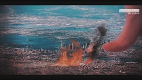 Un hombre super gigante usa su mano para destruir una ciudad