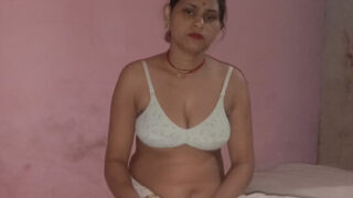 Una troia asiatica esotica si fa scopare il culo stretto a pecorina