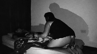 Voy a la casa de mi amigo a jugar Free fire luego su mama entra al cuarto y me hace un buen sexo oral luego me la follo antes de que mi mejor amigo se levante