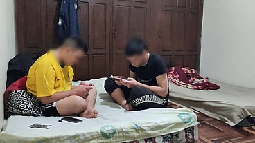 Voy a la casa de mi amigo a jugar Free fire luego su mama entra al cuarto y me hace un buen sexo oral luego me la follo antes de que mi mejor amigo se levante