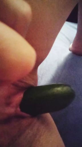 Pussy getting fuck with cucumber 🥒