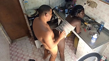 Botando no cu da mulata na cozinha