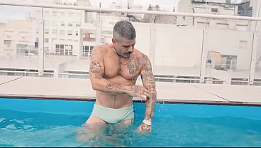 BRASILE&Ntilde_O XL ME ENCUENTRA EN LA PISCINA Y ME LLEVA A SU CAMA PARA FOLLARME CON SU INCRE&Iacute_BLE VERGA GORDA