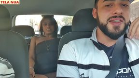 fui pegar minha amiga que chegou de viagem acredita que ela ja veio sem calcinha pra mim provocar dentro do carro!