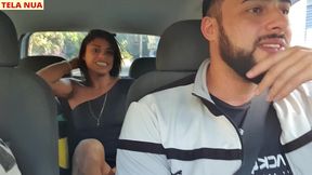 fui pegar minha amiga que chegou de viagem acredita que ela ja veio sem calcinha pra mim provocar dentro do carro!