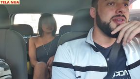 fui pegar minha amiga que chegou de viagem acredita que ela ja veio sem calcinha pra mim provocar dentro do carro!