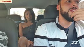 fui pegar minha amiga que chegou de viagem acredita que ela ja veio sem calcinha pra mim provocar dentro do carro!