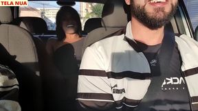 fui pegar minha amiga que chegou de viagem acredita que ela ja veio sem calcinha pra mim provocar dentro do carro!
