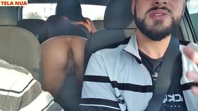 fui pegar minha amiga que chegou de viagem acredita que ela ja veio sem calcinha pra mim provocar dentro do carro!