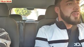 fui pegar minha amiga que chegou de viagem acredita que ela ja veio sem calcinha pra mim provocar dentro do carro!