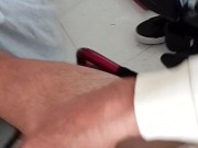 Trasferimento sega in sedia rotelle con sneakers