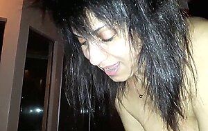 Tia brasileira amadora da blowjob num pau pequeno