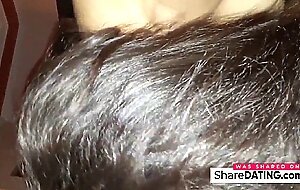 Tia brasileira amadora da blowjob num pau pequeno