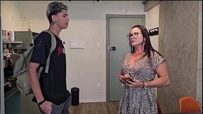 Jovem Adulto Virgem em aprendizado com a Milf safada .