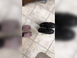 Boot try-on + toe wiggling