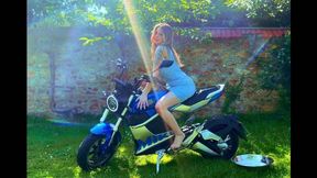 Motorcycle Pussy Rub – Wet Tease & Orgasm