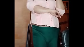 Crossdresser Liseth al desnudo. Sacar&aacute_ leche de su delicioso pene?