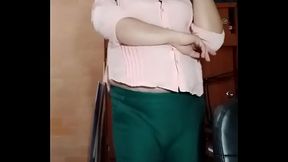 Crossdresser Liseth al desnudo. Sacar&aacute_ leche de su delicioso pene?