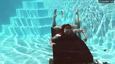 Mia’s split tight ass flashes the pool Russian gymnast flexes for fun