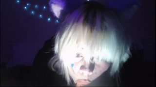 Neko gadis cosplayer menghisap dildo