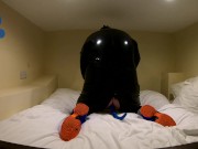 Gummi-Hund wichst im Hotel und spritzt auf Nike TN Sneaker