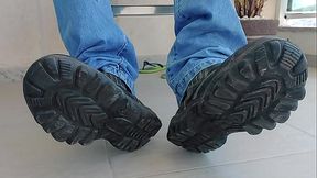 PUTTING ON THE WORK BOOT - SFTNE02